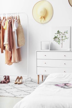 Elbise askısı olan şık bir yatak odası.