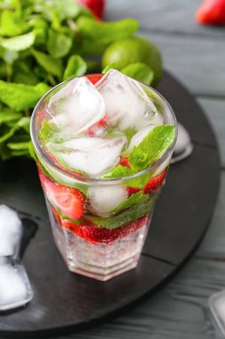 Masada bir bardak lezzetli çilekli mojito.
