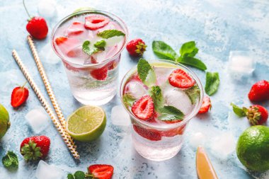 Masada lezzetli çilekli mojito bardakları