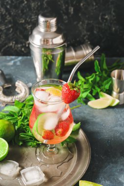 Masada bir bardak lezzetli çilekli mojito.