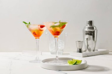 Beyaz masada çilekli mojito bardakları.