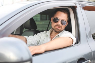 Modern araba kullanan yakışıklı adam.