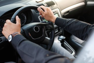 Modern araba kullanan yakışıklı adam.