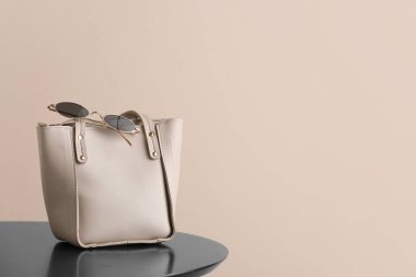 Masada renk arkaplanına karşı şık çanta