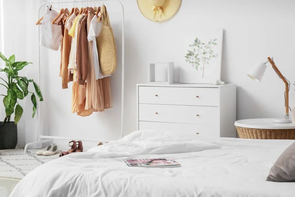 Interieur Van Stijlvolle Slaapkamer Met Kledingrek — Stockfoto