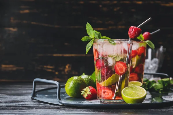 Glasses Tasty Strawberry Mojito Cocktail Table — Stock Photo, Image