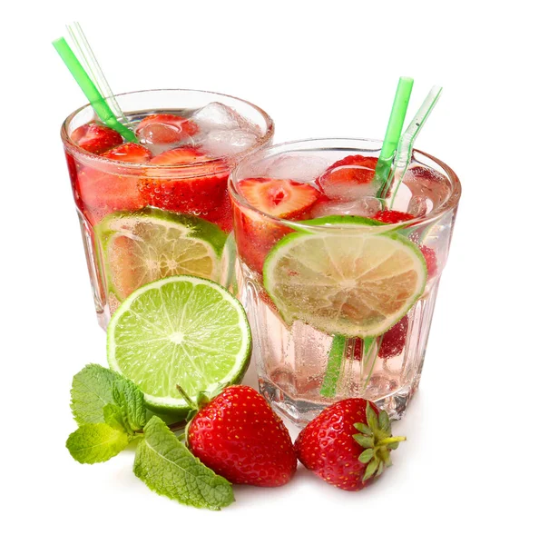 Gläser Leckerer Erdbeermojito Auf Weißem Hintergrund — Stockfoto