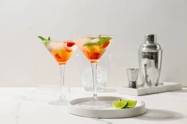 Lunettes Mojito Fraise Sur Table Blanche — Photo