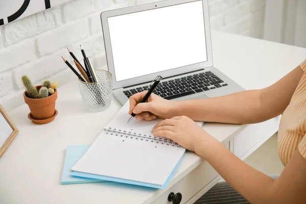 Chica Estudiando Casa Concepto Educación Línea — Foto de Stock