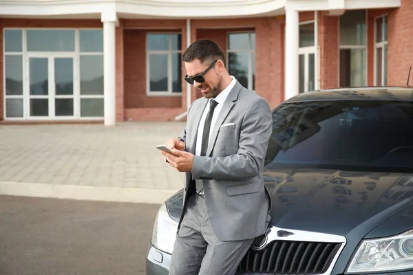 Homme Affaires Prospère Avec Téléphone Portable Près Voiture Moderne — Photo