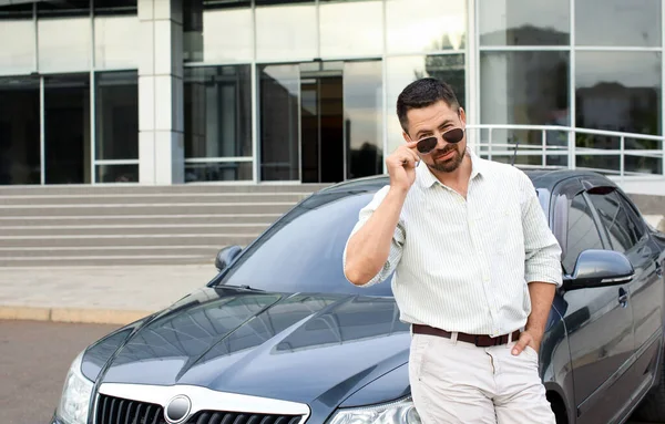 Beau Homme Près Voiture Moderne — Photo