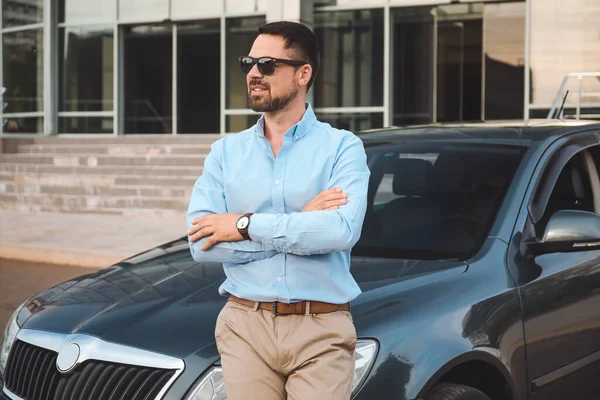 Schöner Mann Der Nähe Moderner Autos — Stockfoto