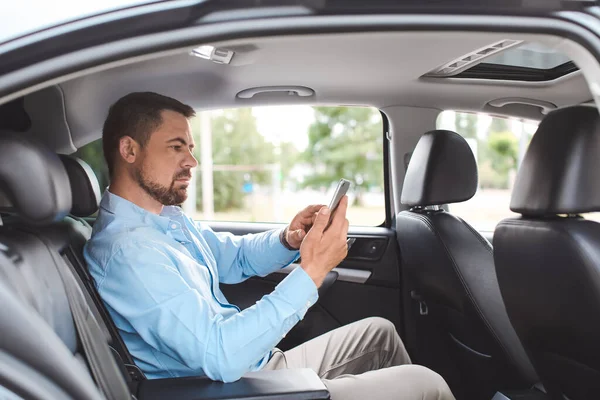 Bello Uomo Con Cellulare Auto Moderna — Foto Stock