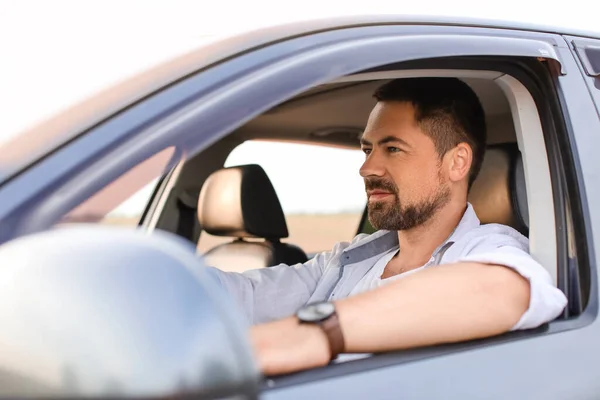 Hombre Guapo Conduciendo Coche Moderno — Foto de Stock