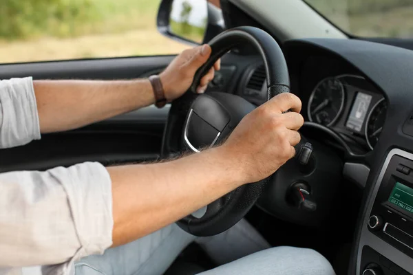 Bonito Homem Dirigindo Carro Moderno — Fotografia de Stock