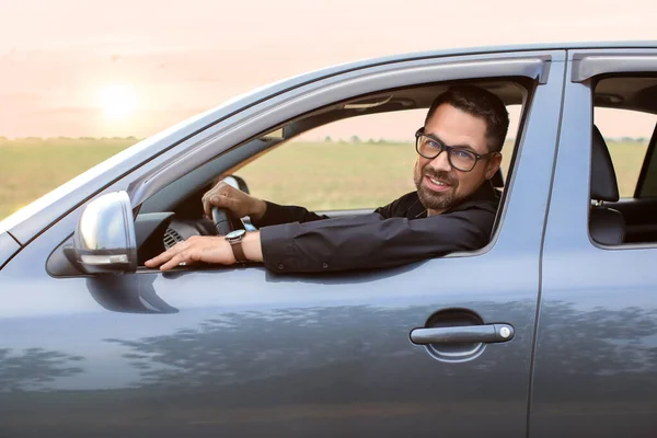 Bello Uomo Alla Guida Auto Moderne — Foto Stock