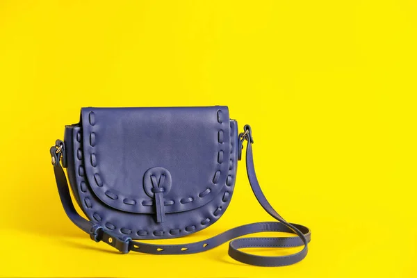 Stilvolle Tasche Auf Farbigem Hintergrund — Stockfoto