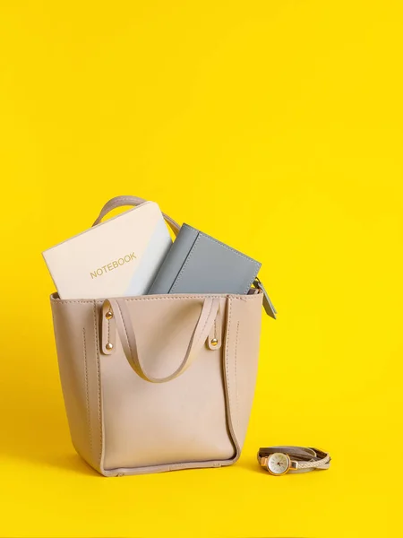 Stilvolle Tasche Mit Notizbuch Auf Farbigem Hintergrund — Stockfoto