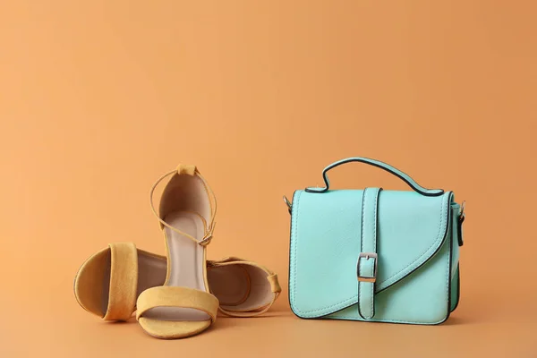 Stilvolle Tasche Und Schuhe Auf Farbigem Hintergrund — Stockfoto