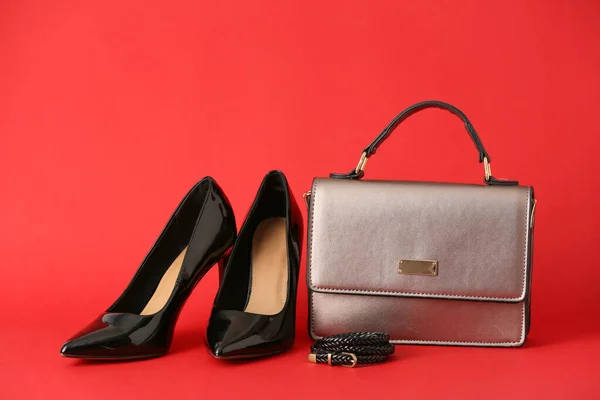 スタイリッシュなバッグと靴で色背景 — ストック写真