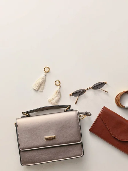 Stilvolle Tasche Und Accessoires Auf Hellem Hintergrund — Stockfoto