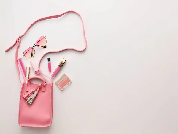 Elegante Bolso Con Cosméticos Sobre Fondo Claro — Foto de Stock