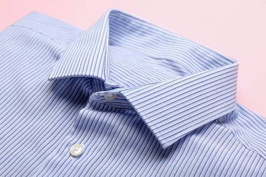 Renkli yeni erkek gömleği