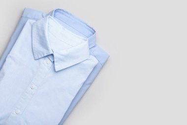 Açık arkaplanda yeni erkek gömlekleri