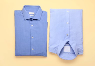 Renkli arka planda yeni erkek gömlekleri