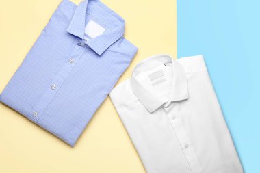 Renkli arka planda yeni erkek gömlekleri