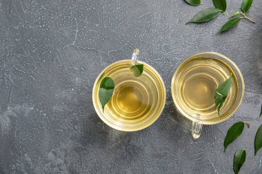 Koyu arkaplanda bir fincan yeşil çay.
