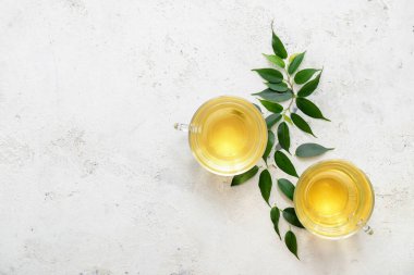 Hafif arkaplanda bir fincan yeşil çay.