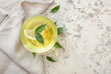 Açık arkaplanda bir fincan yeşil çay