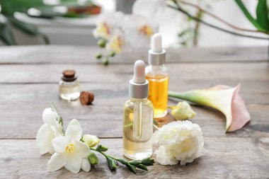 Ahşap masada gerekli yağ şişeleri