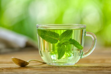 Bulanık arkaplanlı bir fincan yeşil çay.