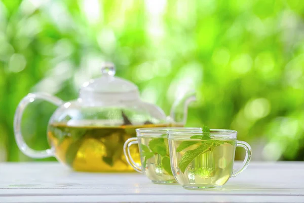Τσαγιέρα Και Φλιτζάνια Πράσινο Τσάι Μέντα Θολή Φόντο — Φωτογραφία Αρχείου