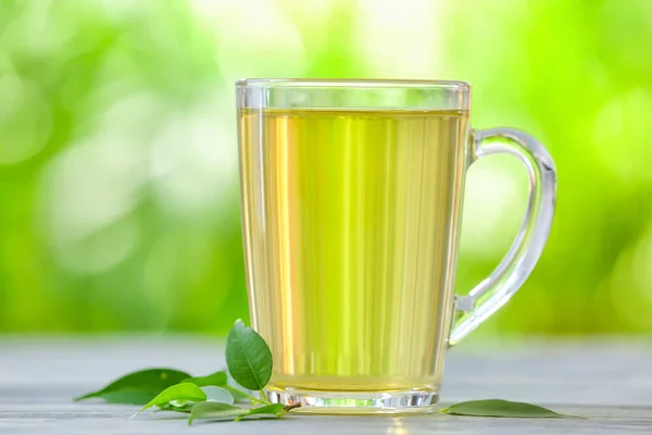 Bulanık Arkaplanlı Bir Fincan Yeşil Çay — Stok fotoğraf