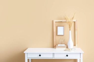 Renk duvarının yanında boş çerçeveleri olan şık bir iş yeri