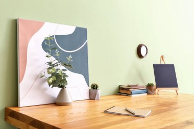 Renk duvarının yanında yazı tahtası olan şık bir iş yeri