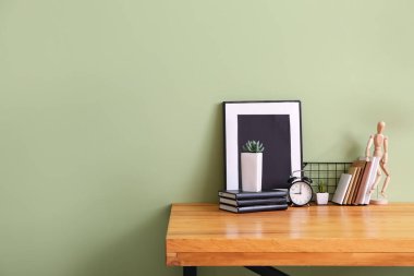 Renk duvarının yanında şık bir iş yeri