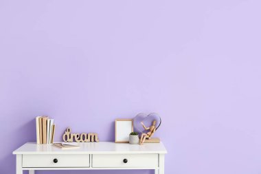 Renk duvarının yanında boş fotoğraf çerçevesi olan şık bir iş yeri