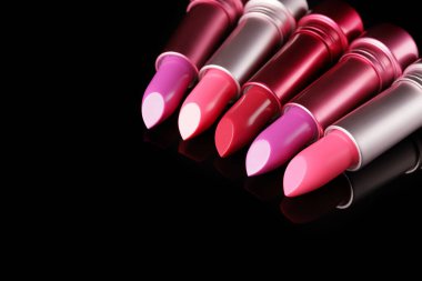 Siyah arkaplanda farklı ruj izleri