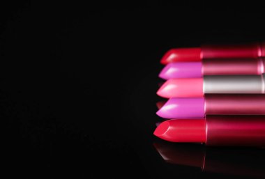 Siyah arkaplanda farklı ruj izleri