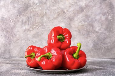 Açık arkaplanda kırmızı dolma biber