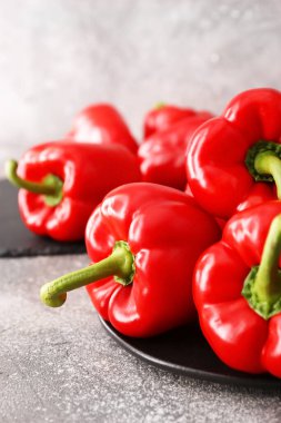 Açık arkaplanda kırmızı dolma biber