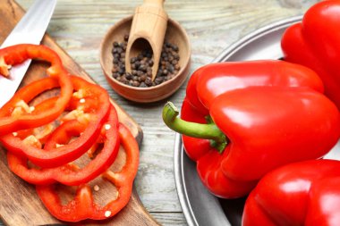 Ahşap masada kırmızı dolma biber.