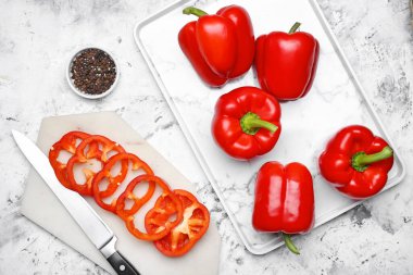 Açık arkaplanda kırmızı dolma biber