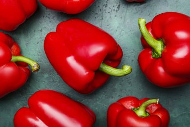 Renk arkaplanında kırmızı çan biberi