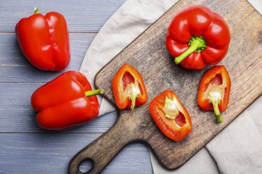 Ahşap masada kırmızı dolma biber.