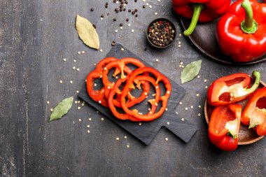 Koyu masada kırmızı dolma biber